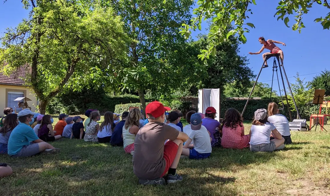 groupe d'enfants devant un spectacle de la compagnie