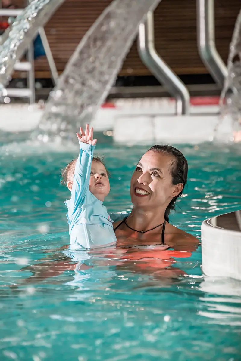 Une femme joue avec son fils dans la piscine du Centre Aquasportif