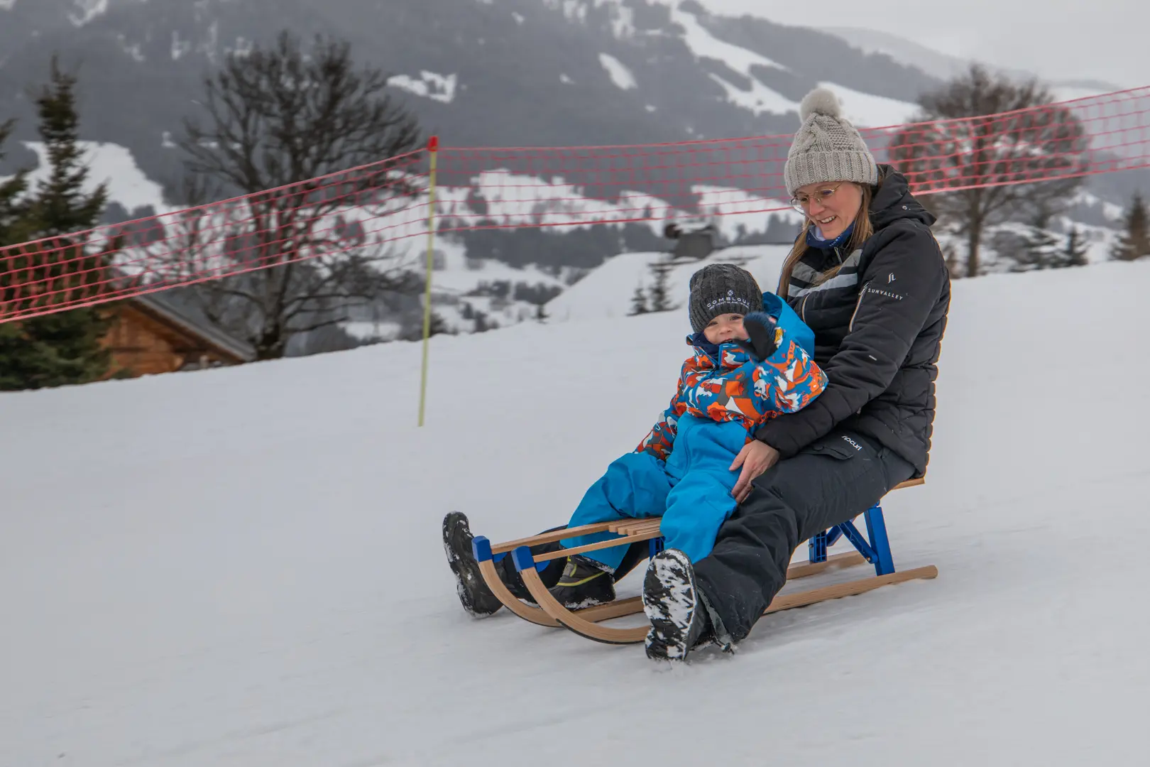 luge bois enfant et maman