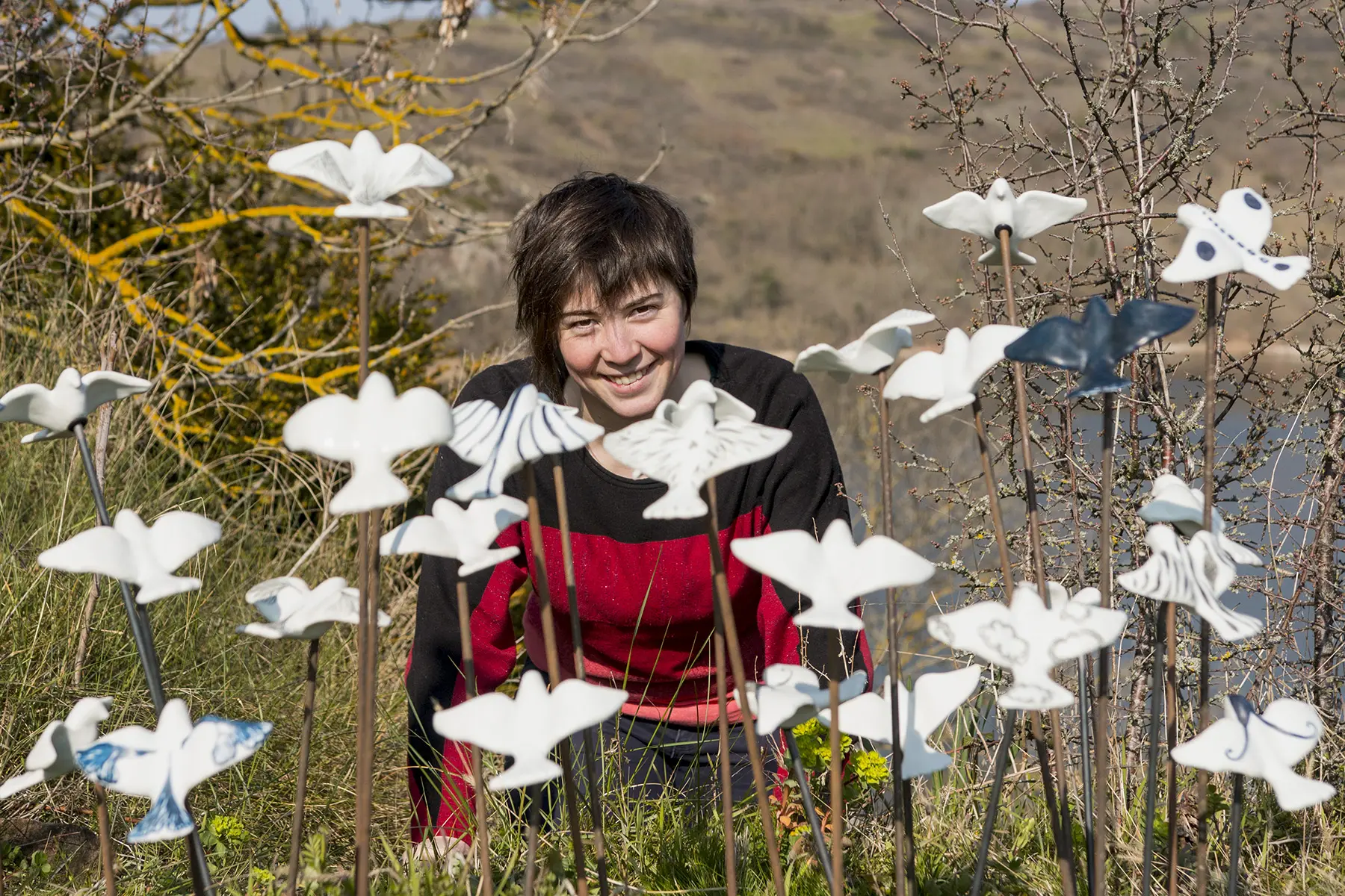 Artiste entourée de ses œuvres