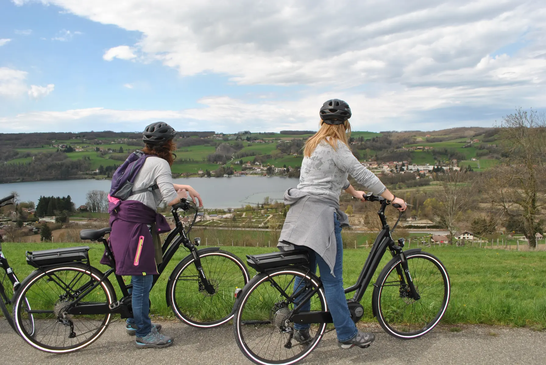 Vélo à assistance éléctrique vue lac de paladru