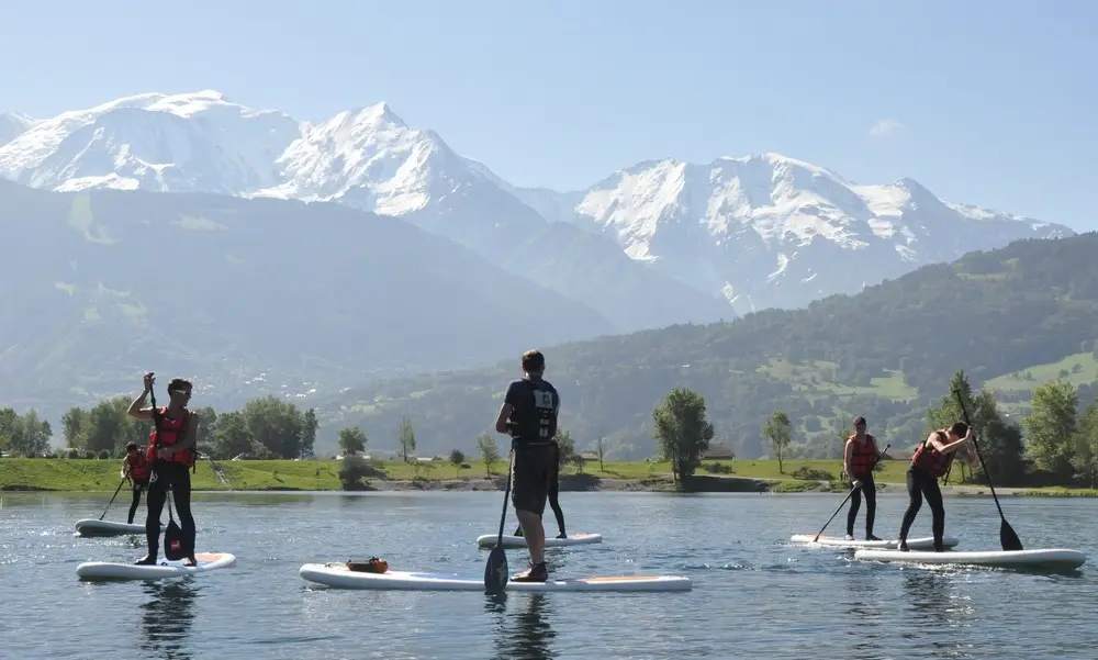 Personnes pratiquant du stand up paddle face au Mont Blanc