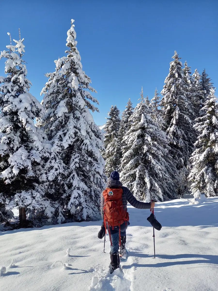 Randonnéur sur chemin du Leutellet