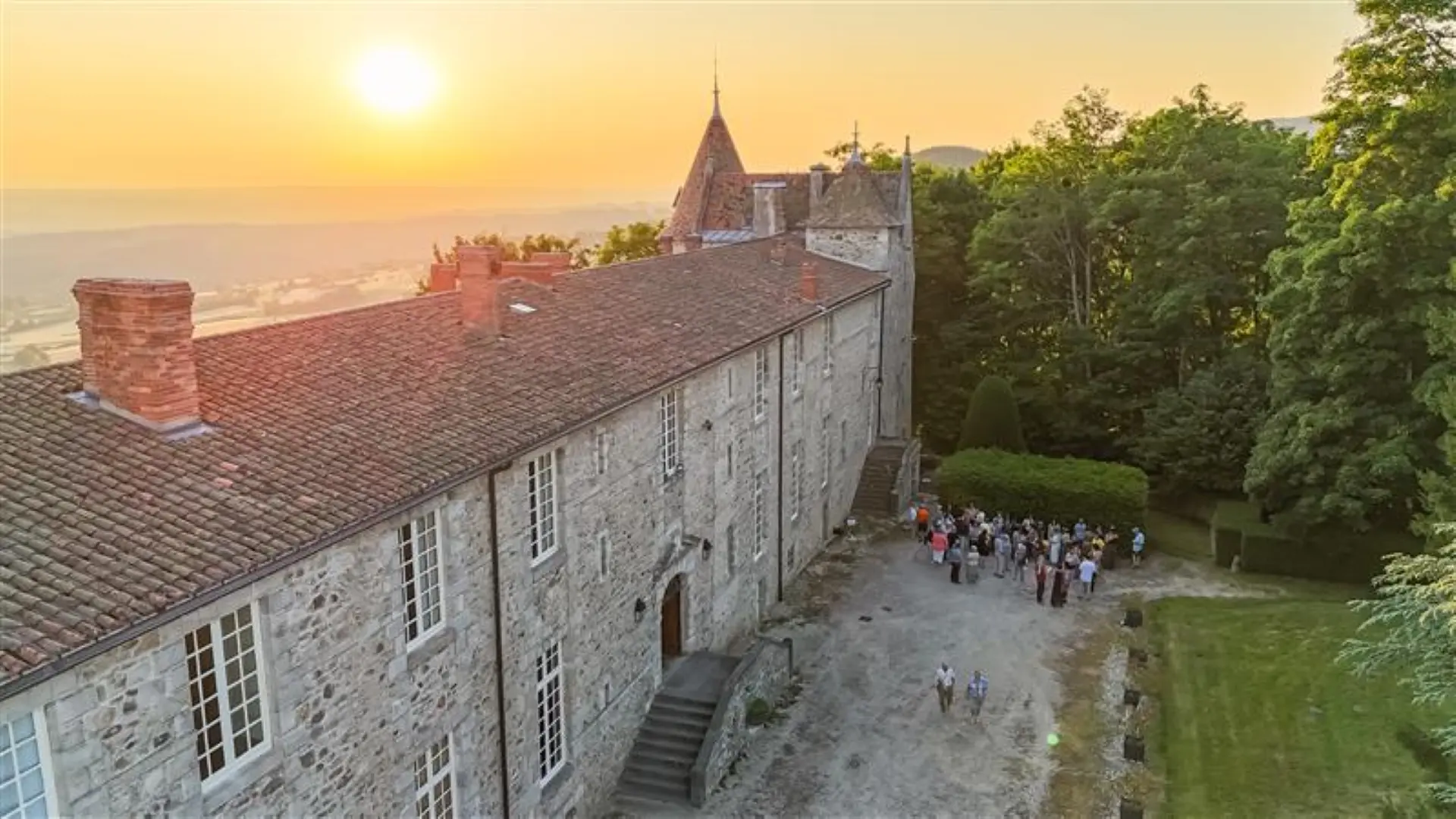 Coucher de soleil au château de Vollore-Ville en Auvergne