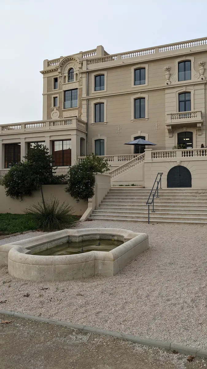 façade exterieure et fontaine