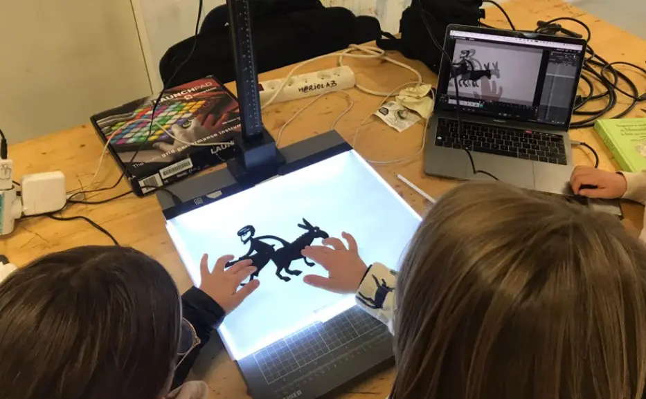 deux enfants qui pratiquent l'atelier