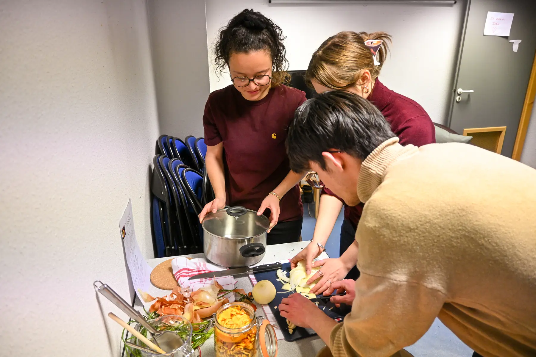 personnes en pleine séance de cuisine