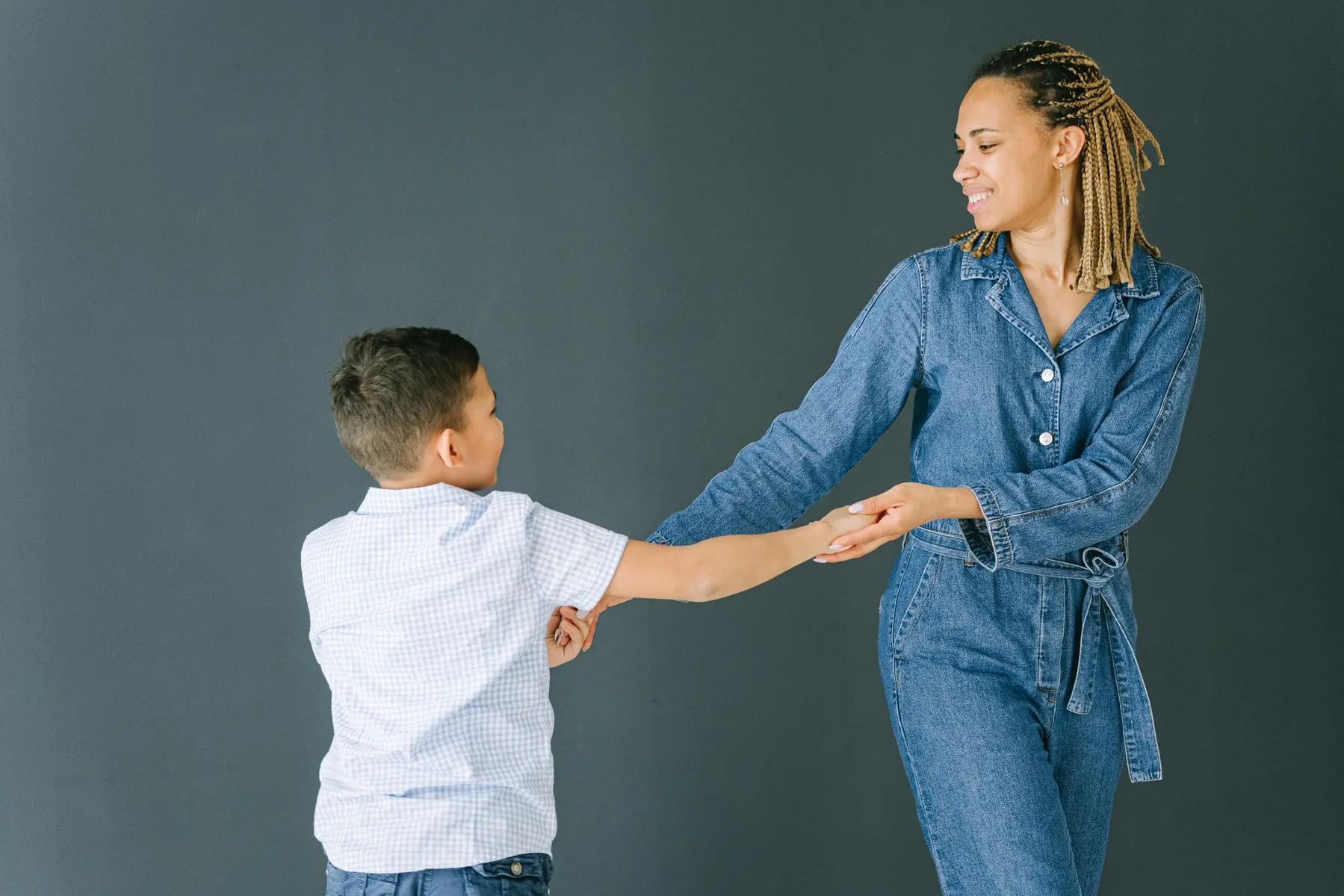 Une mère et son fils dansent