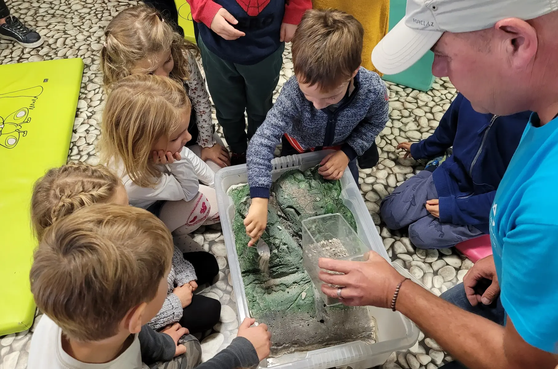 Enfants autour de la maquette liée à l'érosion