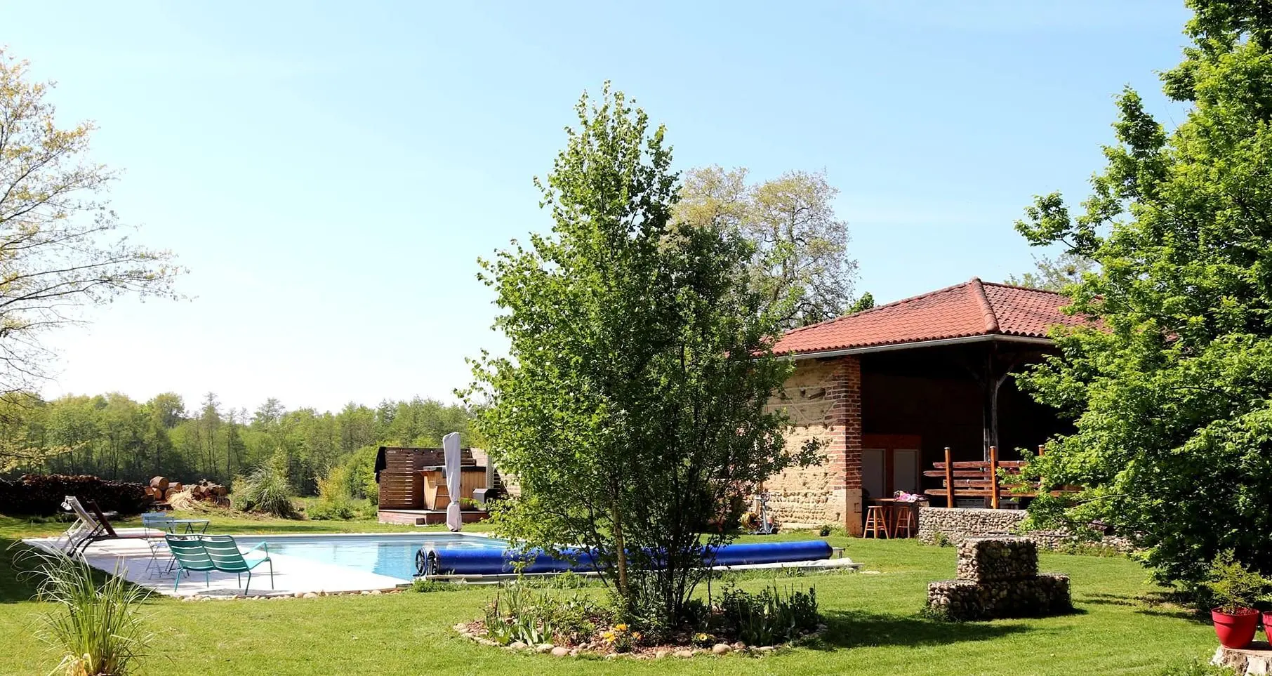 La piscine et l'espace jeux sous le hangar