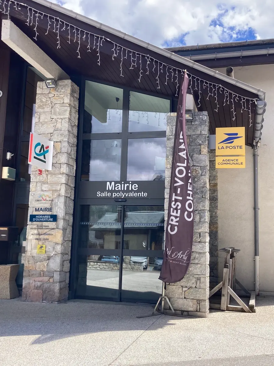 L'agence postale communale est intégrée à la mairie.