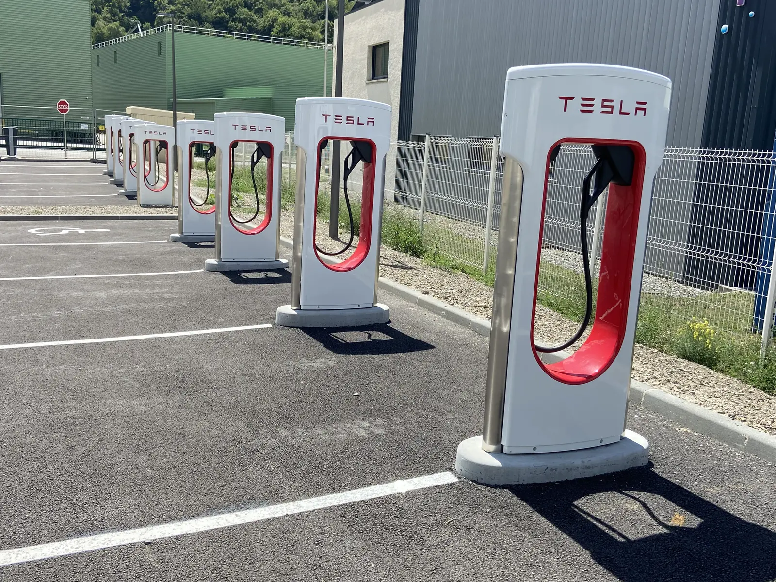 8 bornes Suerchargeur Tesla