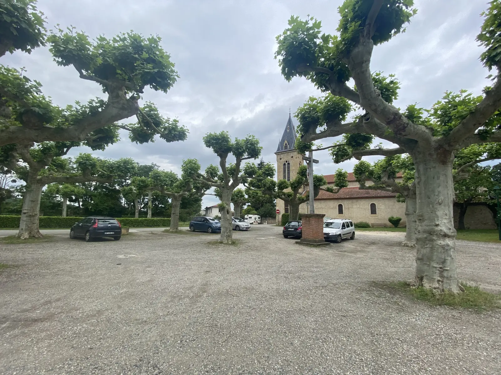 Parking de l'église de Campagne-sur-Arize