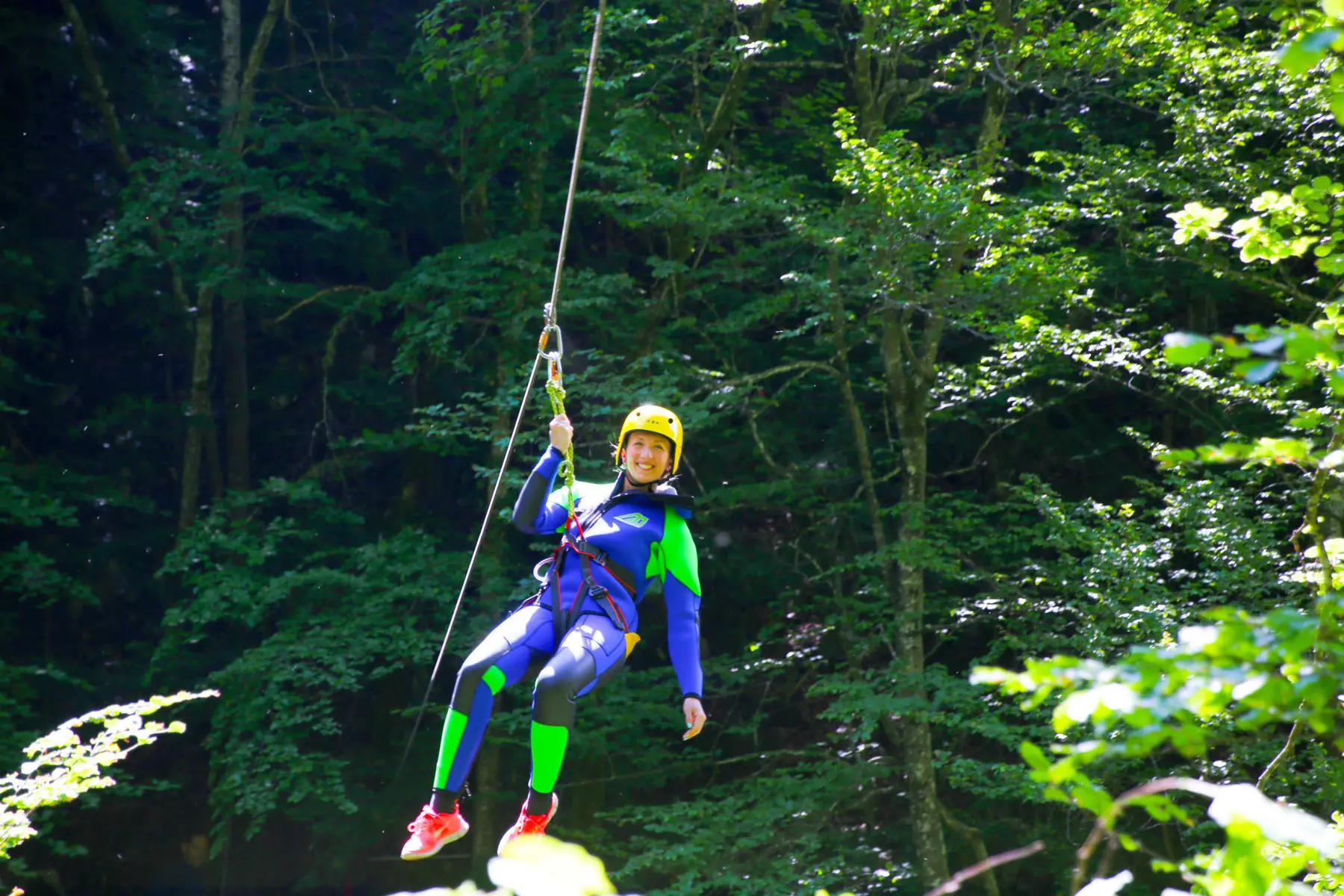 femme en rappel en combinaison de canyoning