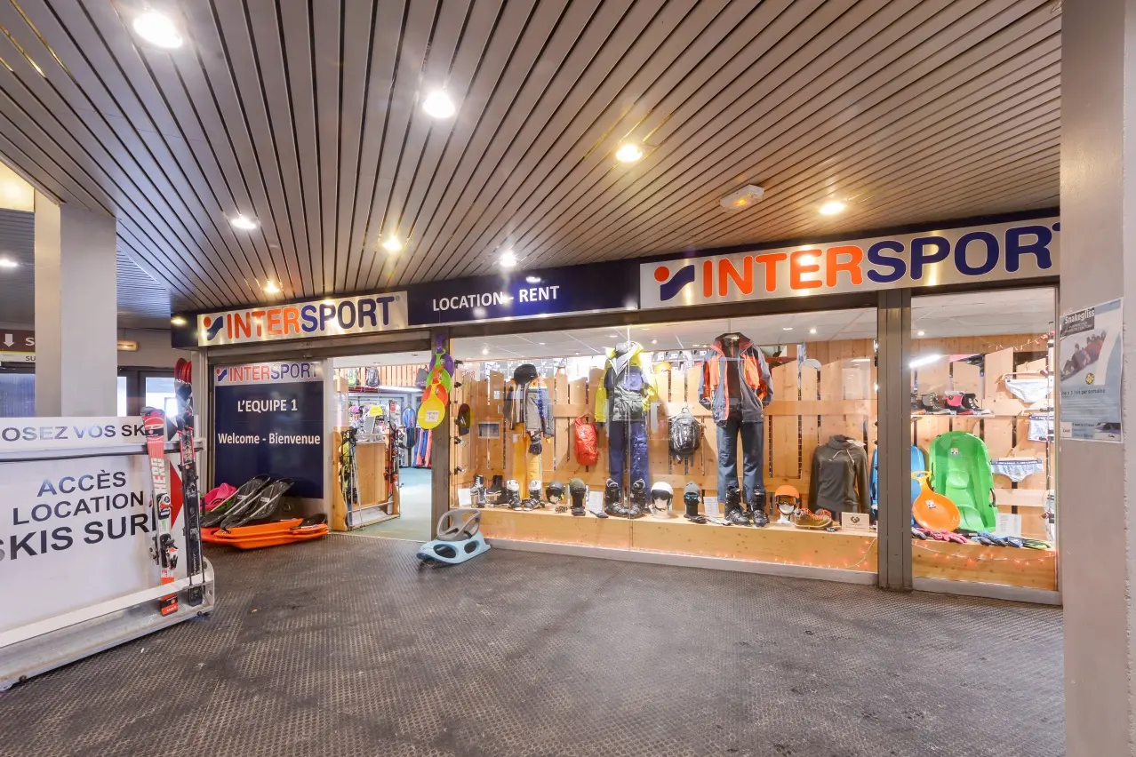 Vitrine d'un magasin de ski dans une galerie marchande