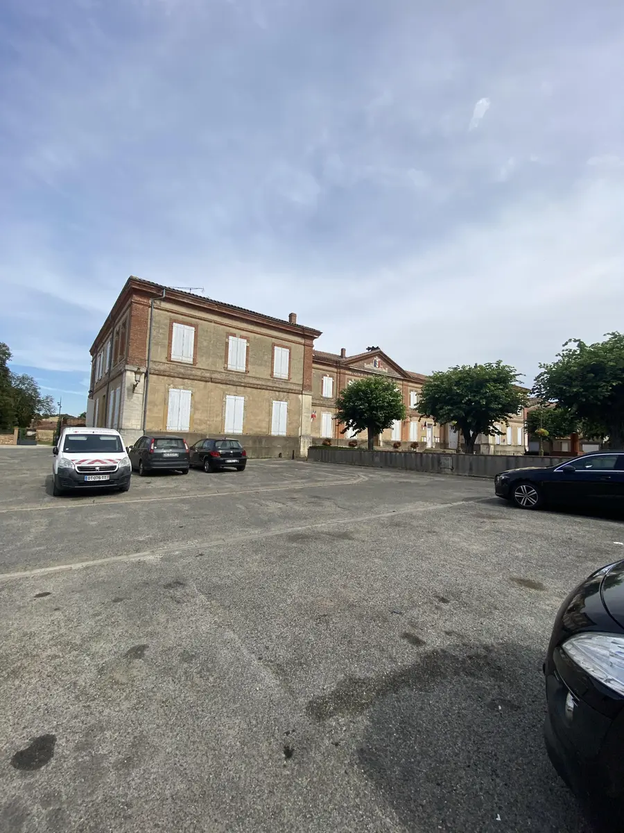Parking Place de l'Hôtel de Ville_Lézat-sur-Lèze