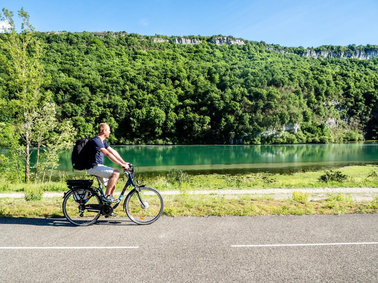 Cycliste le long du Rhône