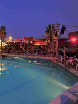 Au bord de la piscine