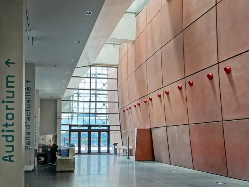 Les Archives départementales des Bouches-du-Rhône est le bâtiment en forme de galet