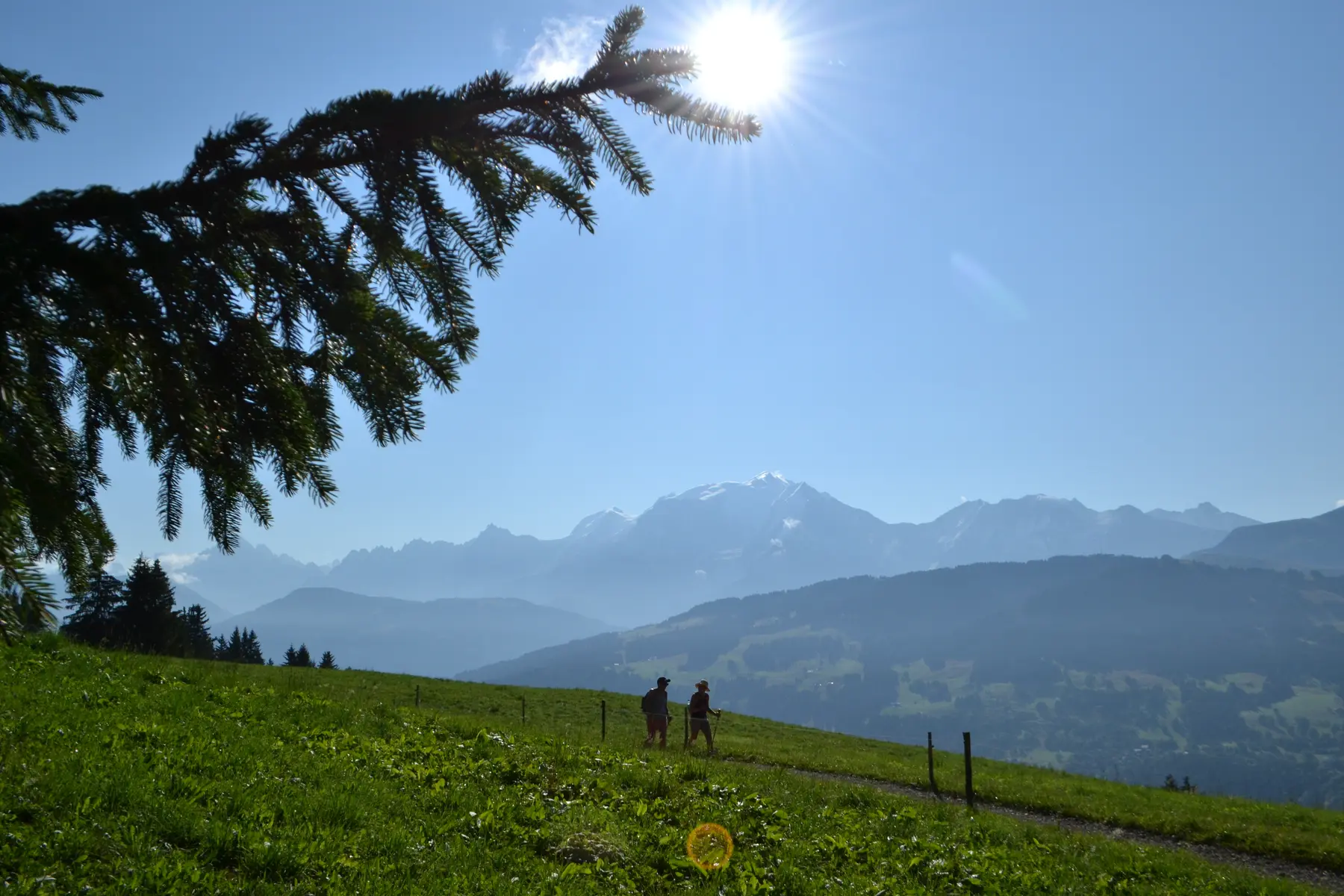 couple de randonneur avec Mont-Blanc en fond