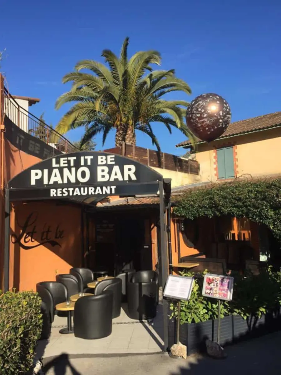 Bar restaurant musical Let It Be