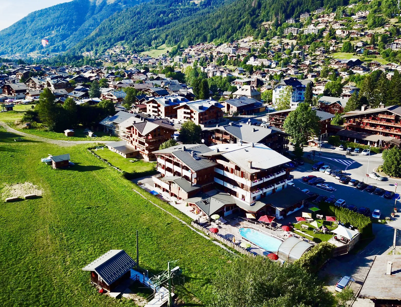 Vue aérienne de l'hôtel en été
