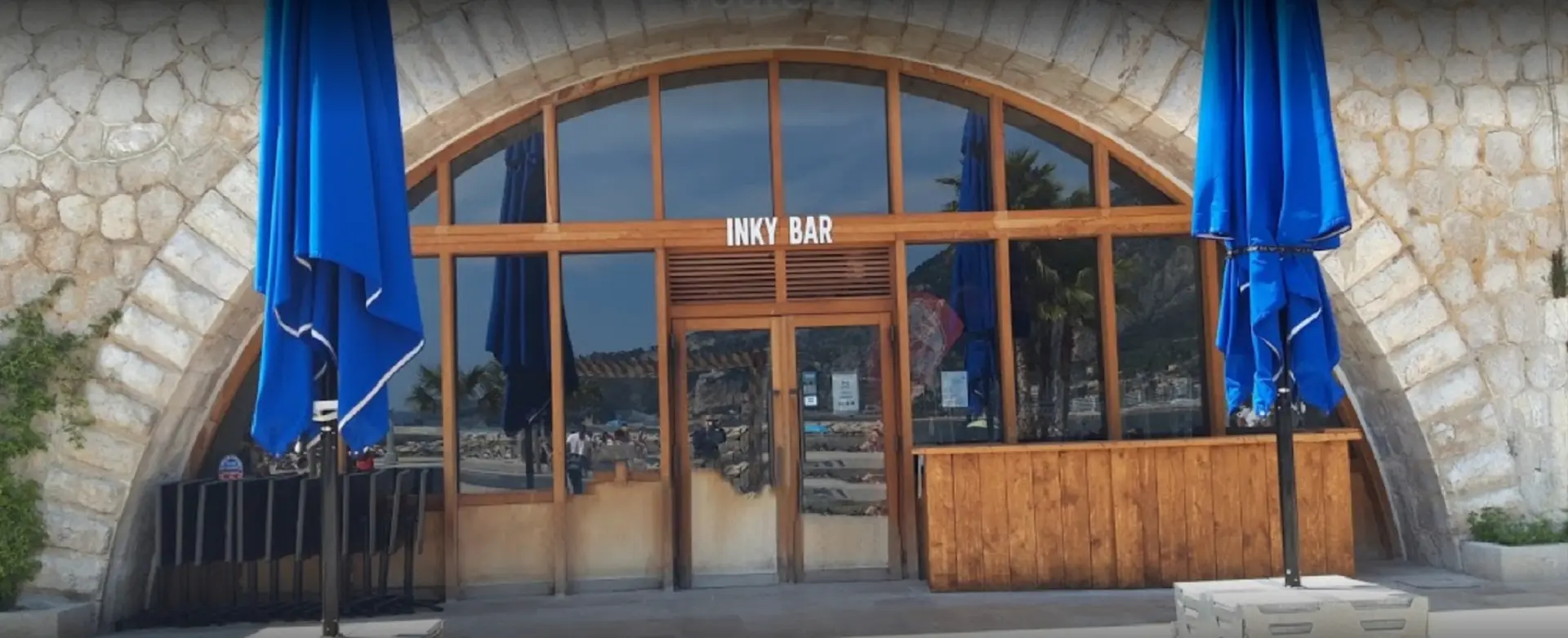 Terrasse et entrée du restaurant