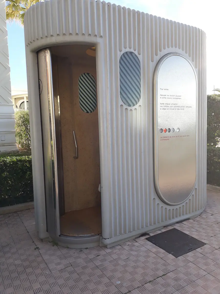 WC proche des halles municipales