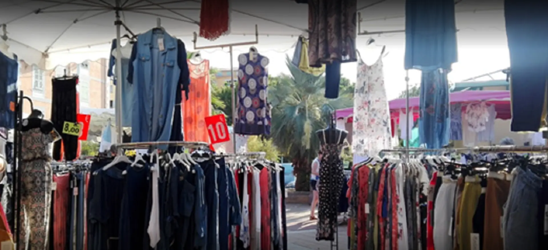 Habits sur le marché forain place Fornari