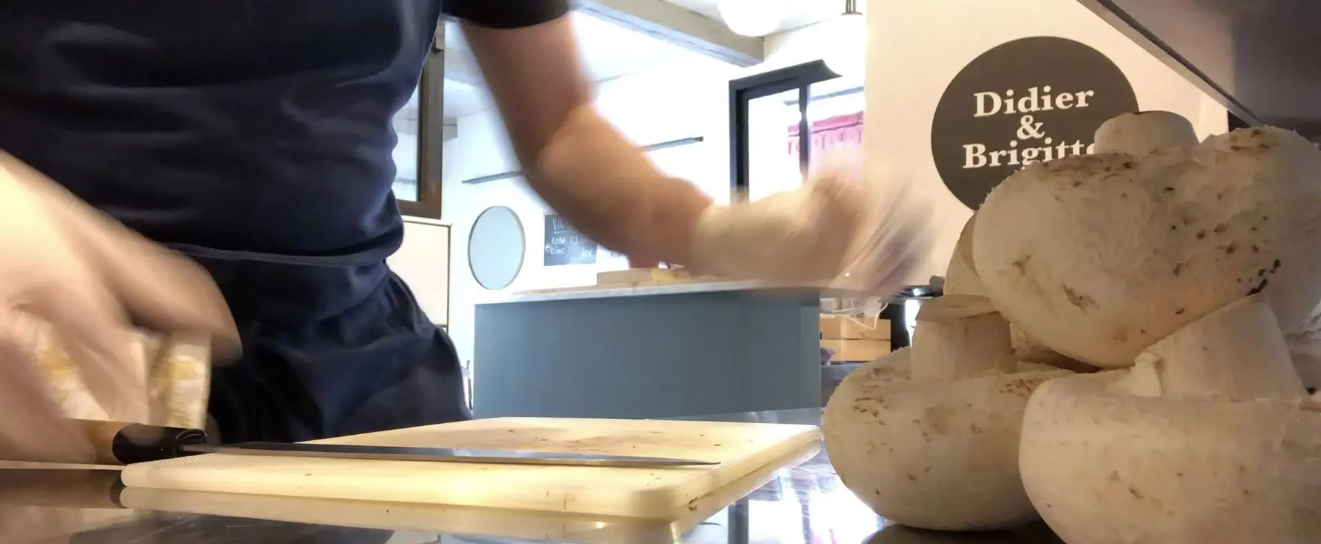 homme qui coupe des champignons