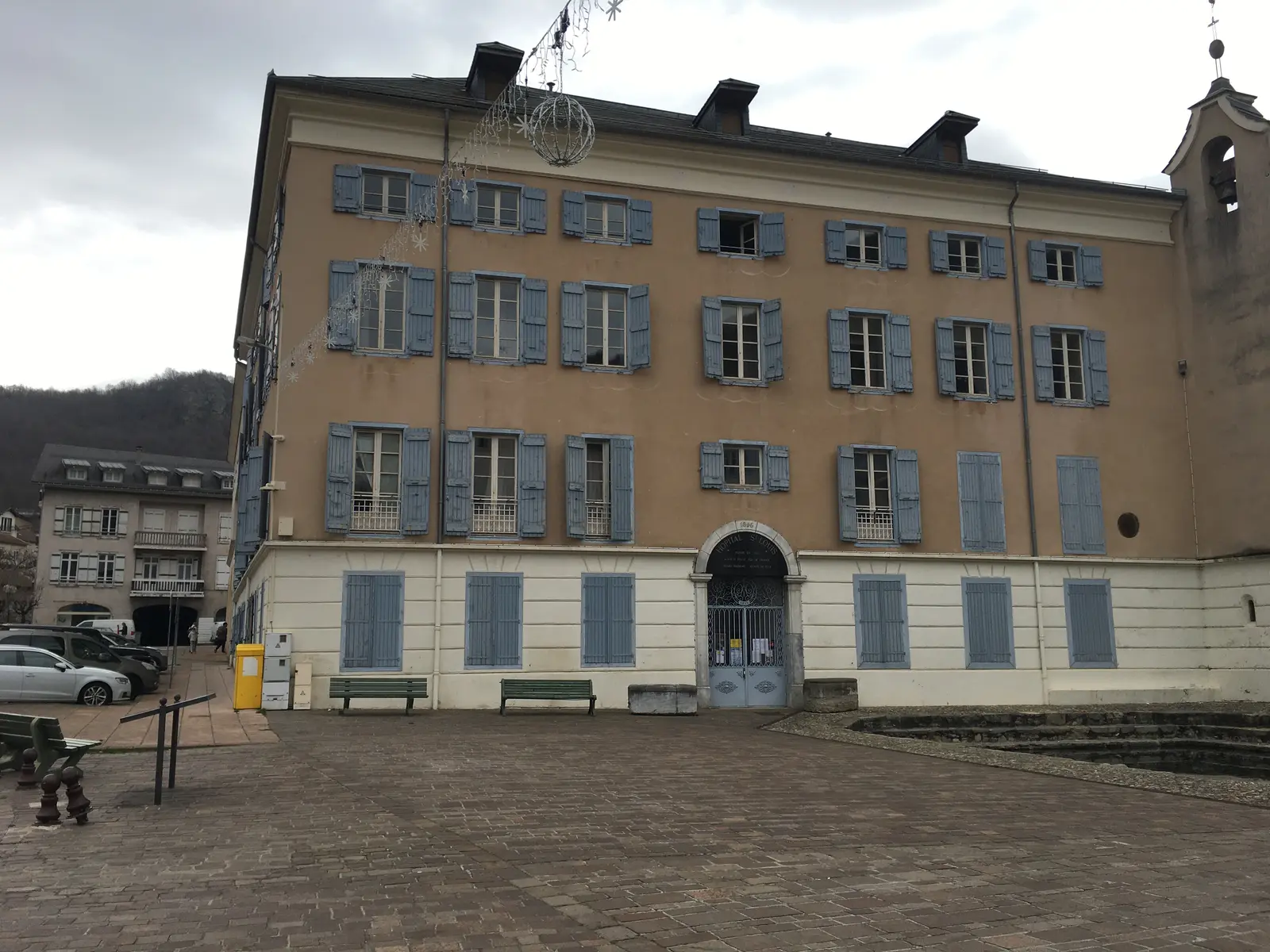La façade de l'hopital Saint Louis avec ses anciennes huisseries