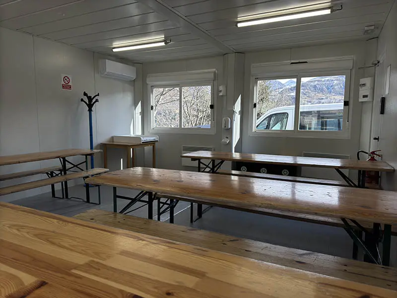 Salle hors-sac de Val d'Allos - le Seignus, salle couverte avec tables et chaises, micro-ondes, table à langer