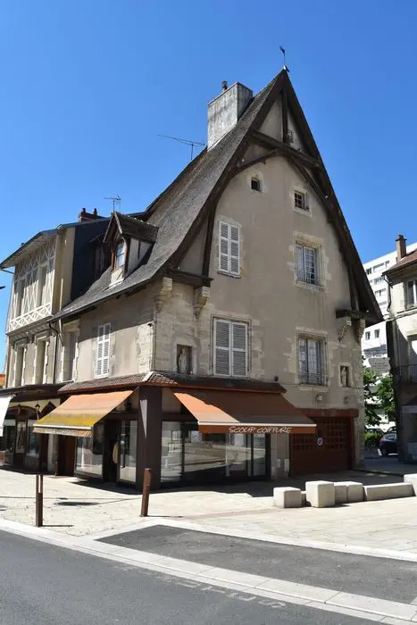 Façade côté place Victor-Hugo