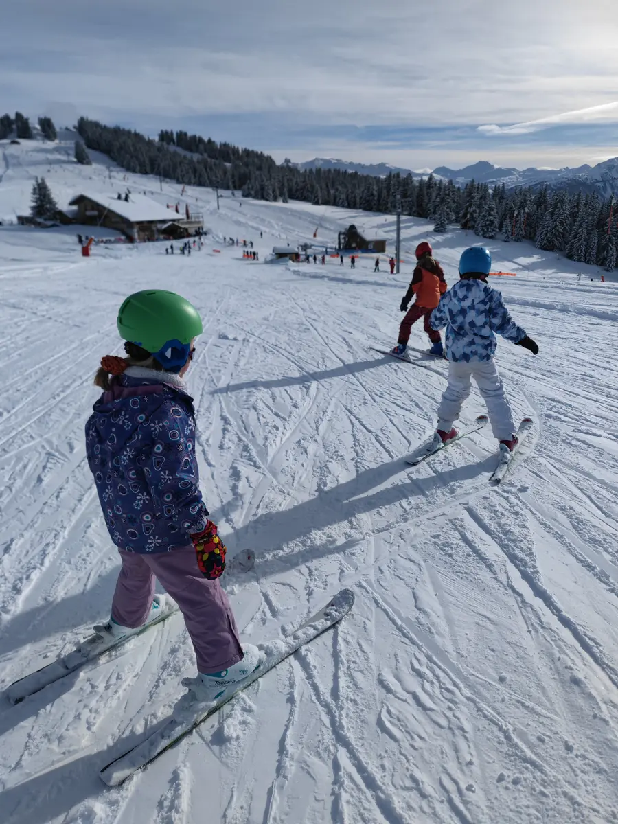 Trois enfants qui skient aux Saisies