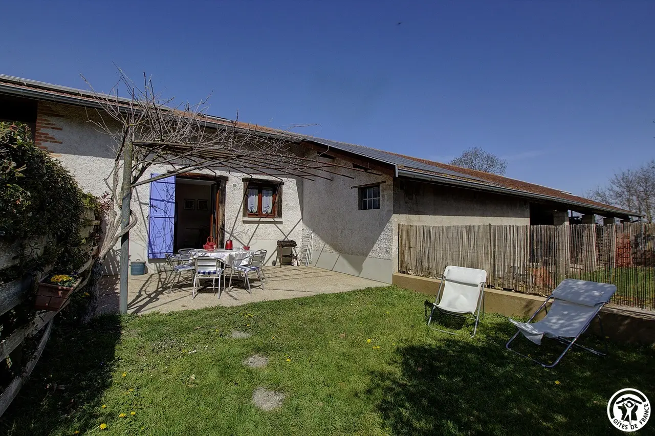 Vue sur le jardin privatif au gîte.