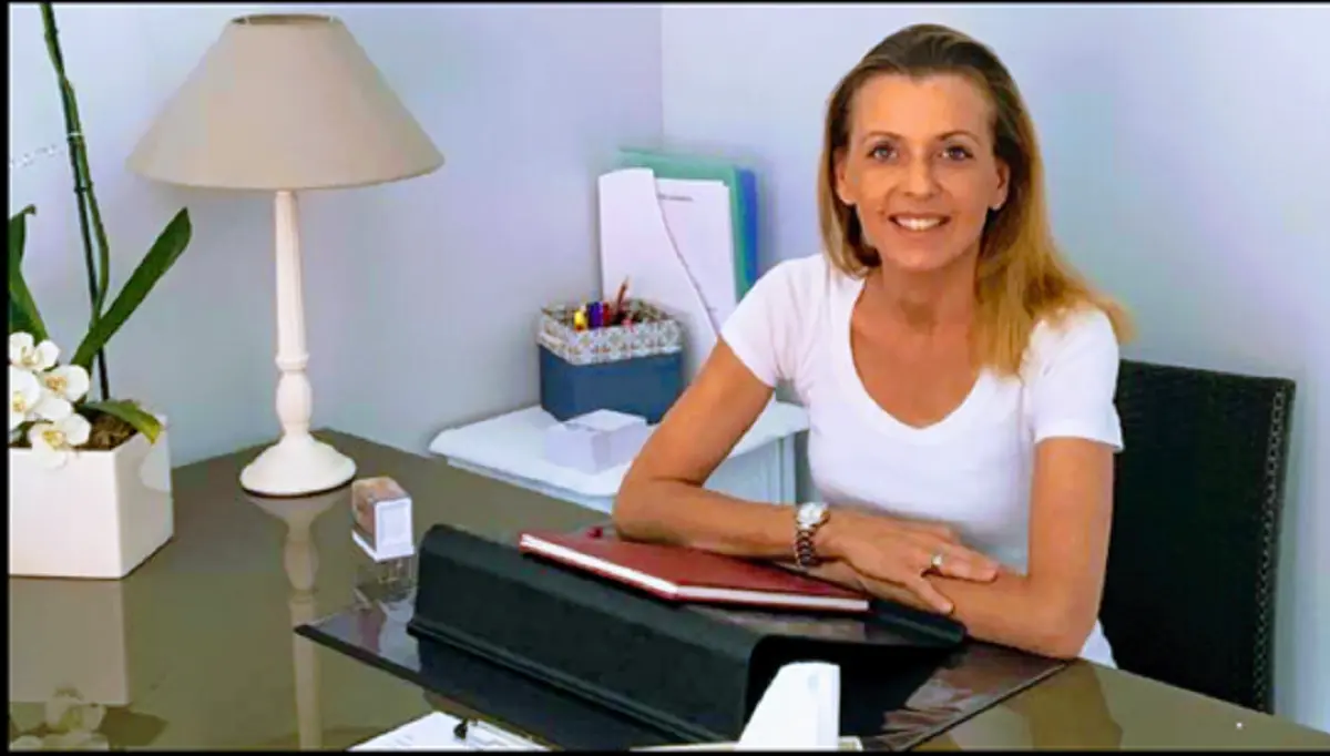 Costa Basso Sandra dans son cabinet