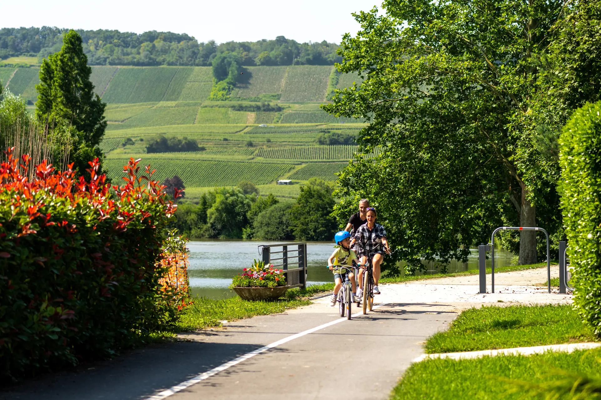 Famille à vélo sur la V52