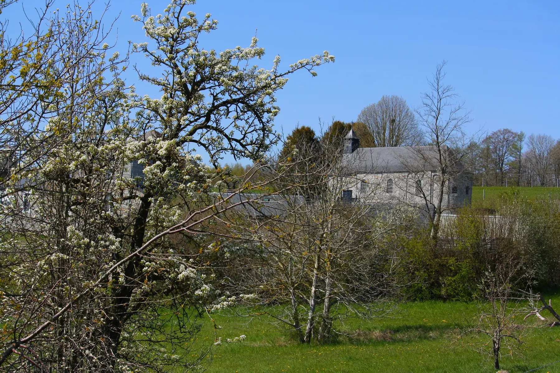 Vue sur la chapelle de Limet