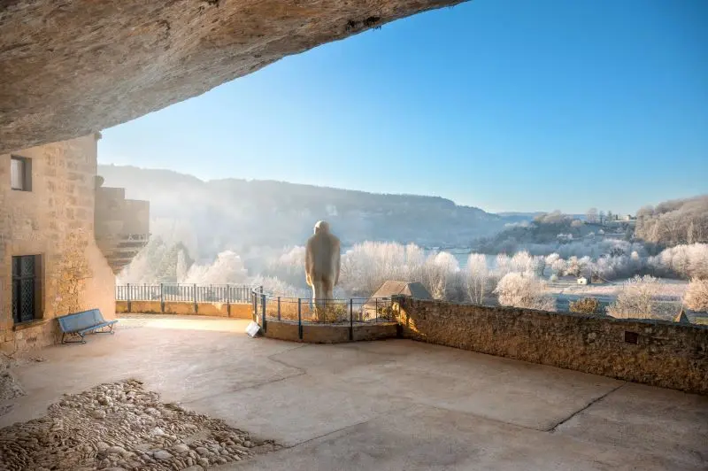 Musee-national-de-Prehistoire---Statue-echaugette-et-paysage-gele---c-Maxime-Villaeys