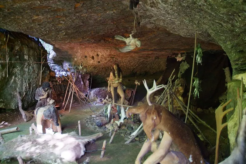 PCU_grottesdurocdecazelle1_Les Eyzies_aout 2007©touron