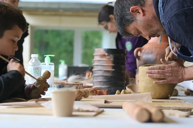 atelier mains dans l'argile