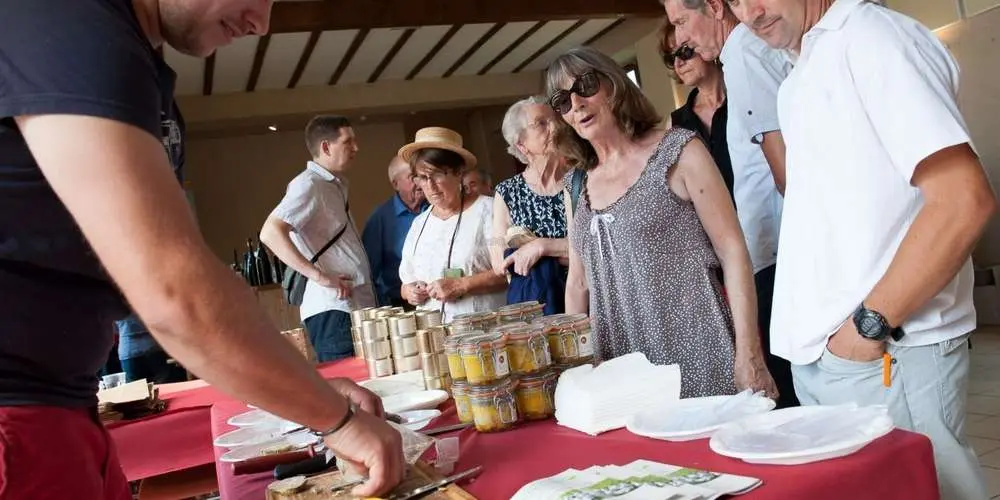 des-produits-locaux-et-divers-grands-crus-ont-attire-les-visiteurs-a-la-salle-des-fetes-dimanche