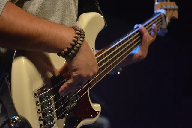 guitar-905998_640