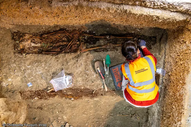 Sépulture en cours de fouille dans l'église Saint-Philibert à Dijon