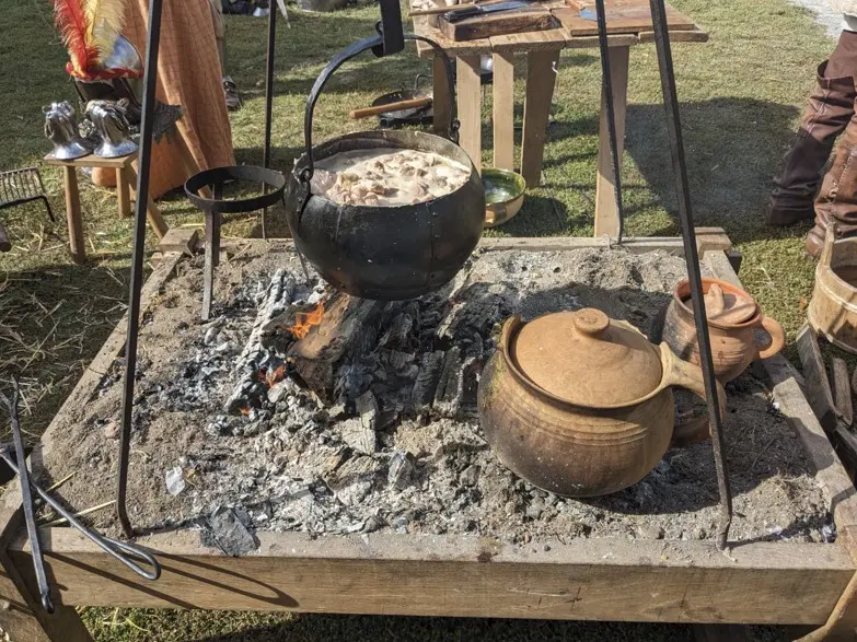 6_Genzdarmes_repas Opusculaires XVe.jpg