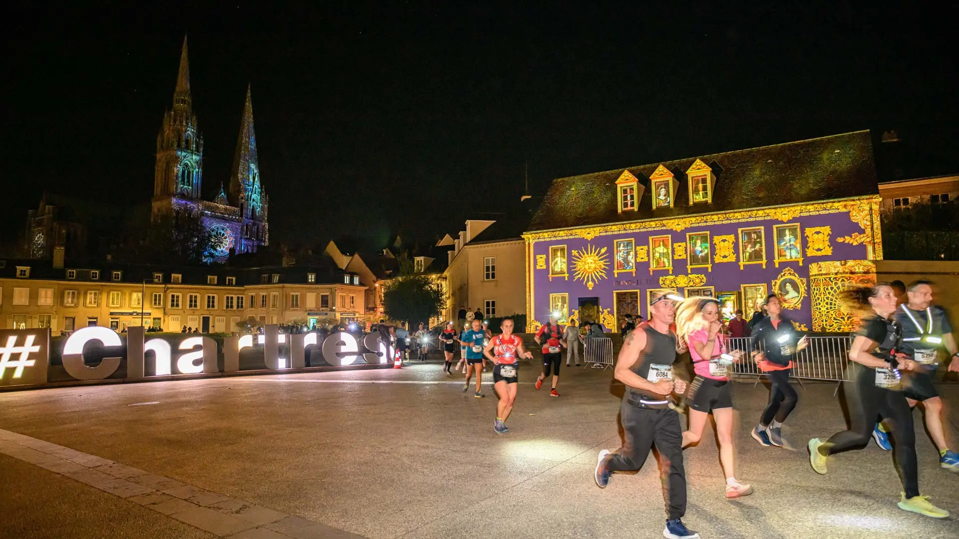 trail-in-chartres-en-lumieres-place-chatelet-16-9