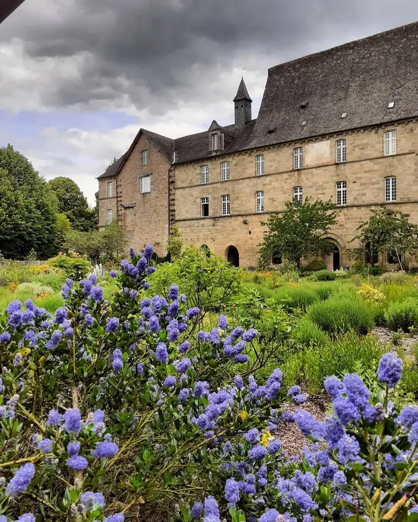 Abbaye en fleurs