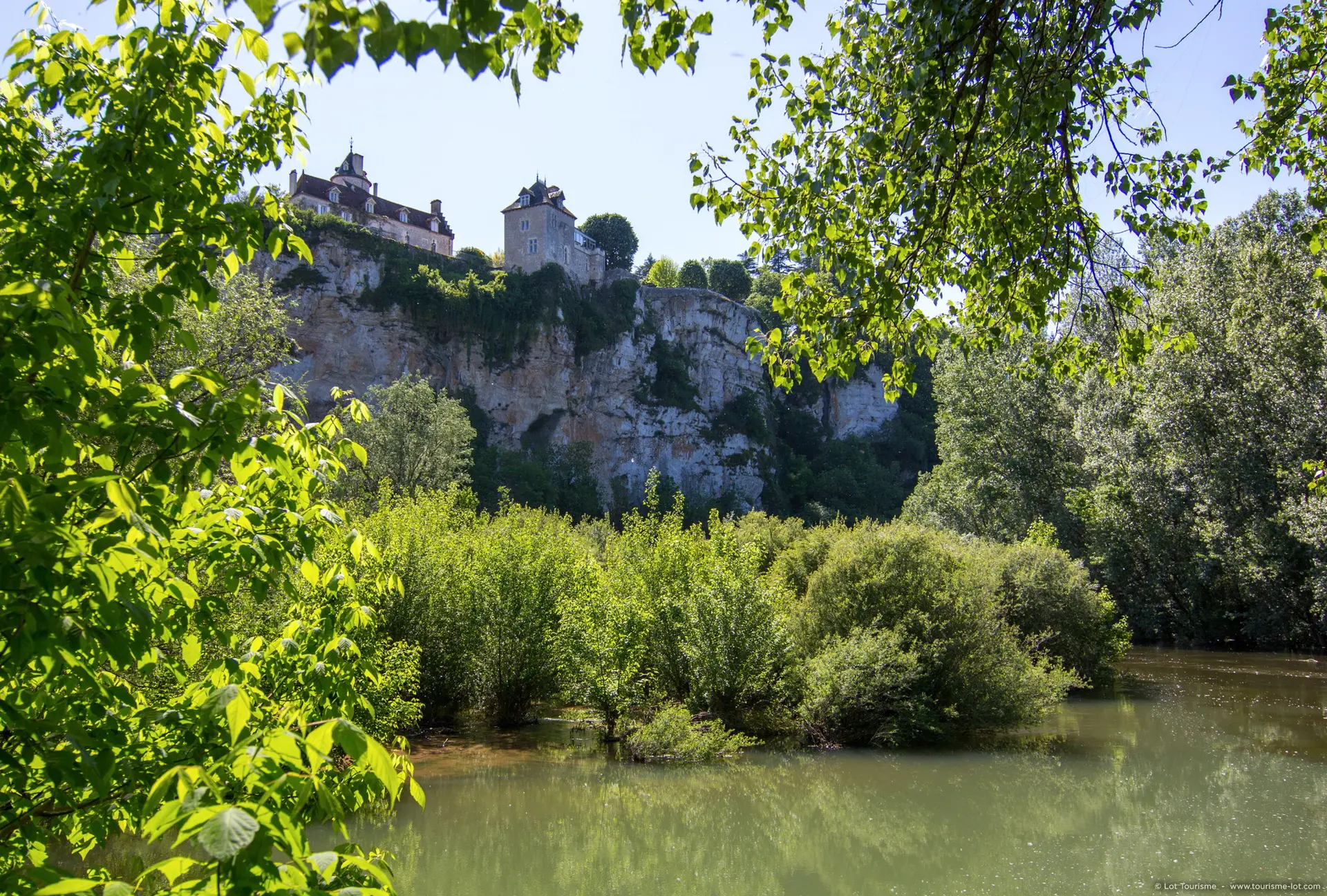 Lacave - Sous le Château de Belcastel © Lot Tourisme C. Novello