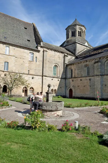 AbbayeAubazine-vueAbbatiale
