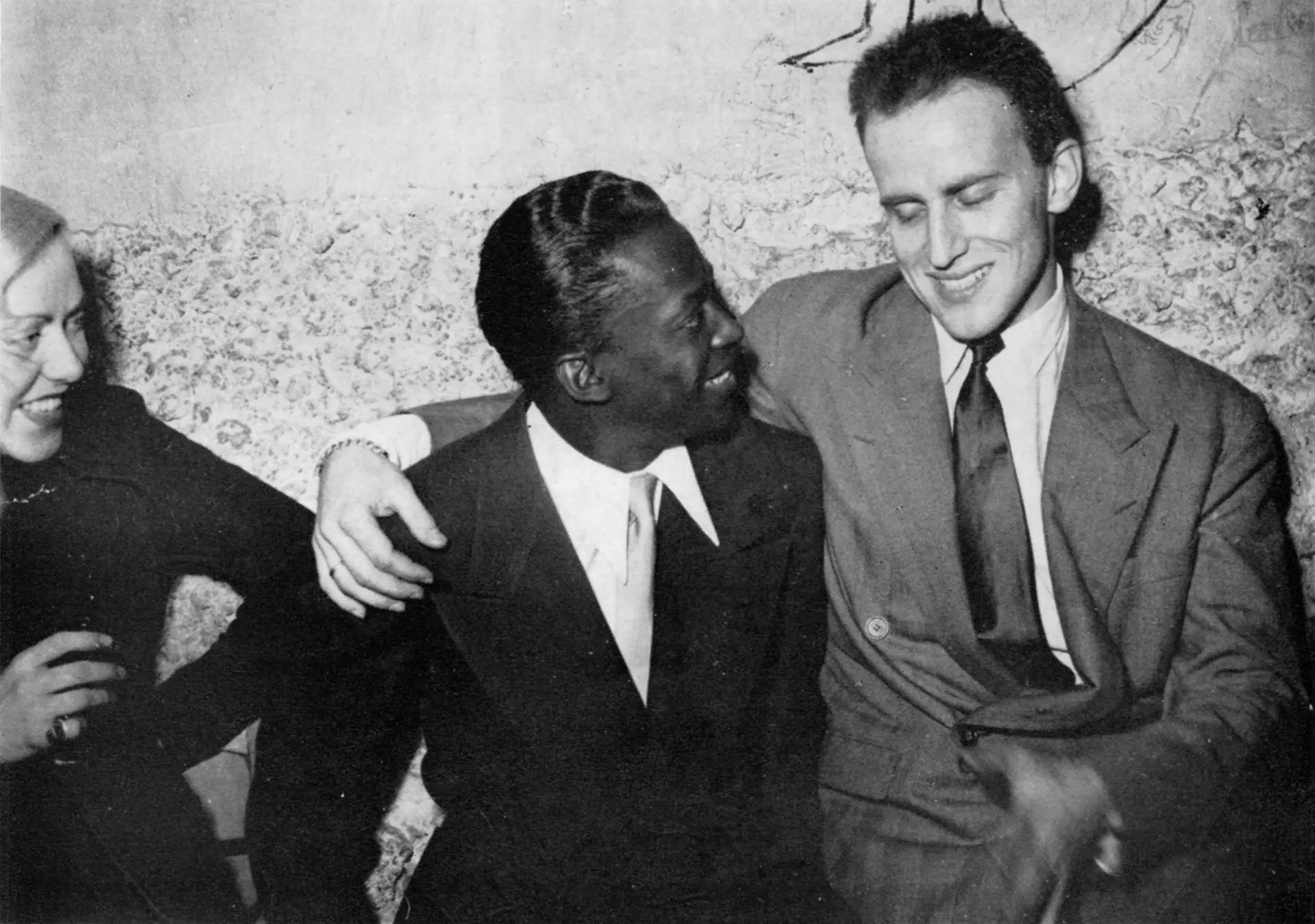 Boris-Vian-et-Miles-Davis-lors-de-la-sortie-de-Cantilenes-en-gelee-1949--Archives-Coherie-Boris-Vian-